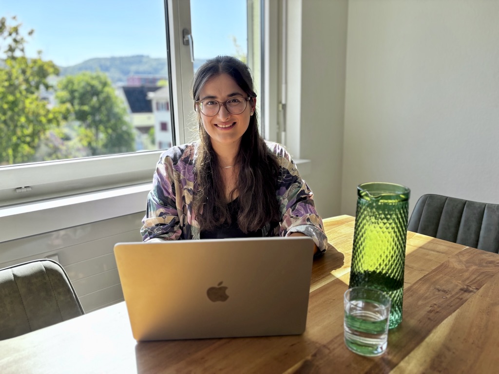 Lea Strickler bei der Arbeit am Laptop